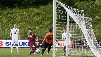 Tonny piensa en grande, mientras  espera a Mía