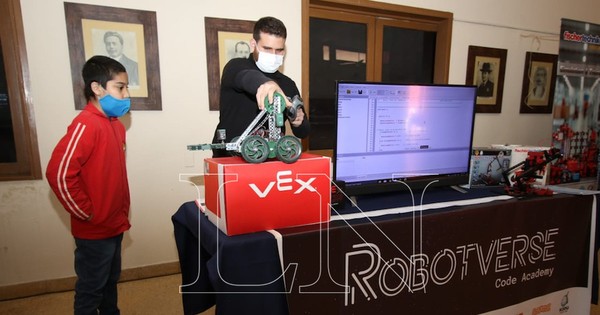 La Nación / Masiva participación en exitosa Expo Robótica
