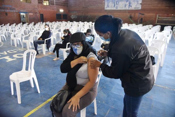 Anticovid: Vacunatorios vacíos y largas horas de espera para la segunda dosis - Nacionales - ABC Color