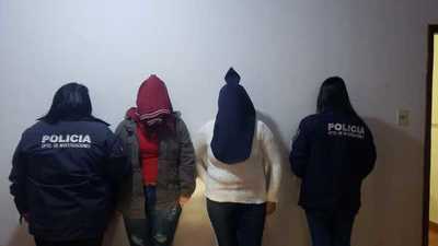 Atrapan a dos mujeres que se hacían pasar por funcionarias del INDERT para estafar a colonos - La Clave