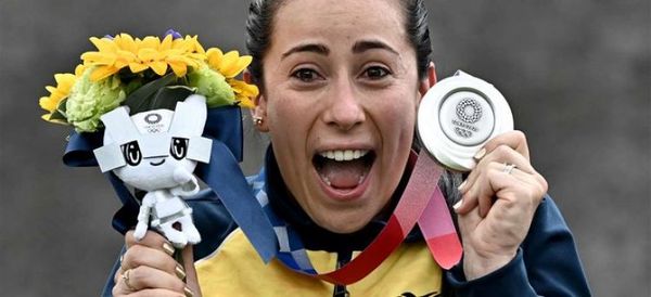 Pajón cede su corona, pero logra plata y da a Colombia segunda presea en BMX