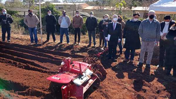 Entregan multicultivadores a Escuela Agrícola y a mujeres de Minga Guazú - La Clave