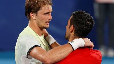 Zverev da la nota y envía a Djokovic a luchar por el bronce