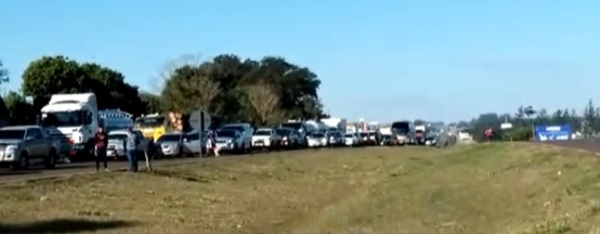 Camioneros cierran ruta y molestan a automovilistas. Exigen una ley específica para el sector - ADN Digital
