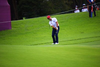 Zanotti remonta y escala en una segunda ronda de golf marcada por la lluvia