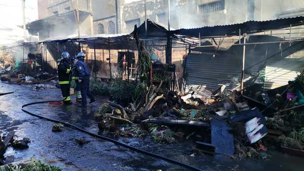 Incendio destruyó casillas en Paseo de los yuyos - Megacadena — Últimas Noticias de Paraguay