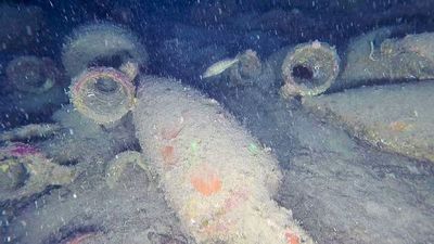 Hallan un barco de la antigua Roma cargado con jarras de vino en Italia