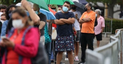 La Nación / Estadounidenses vacunados contra COVID-19 culpan a los no inmunizados de prolongar pandemia