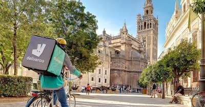 La Nación / Deliveroo se plantea irse de España, donde los repartidores pronto serán asalariados