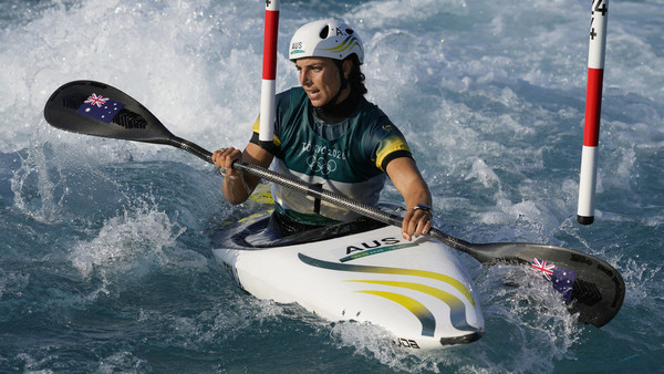 ¡Increíble! No creerás lo que utilizo una atleta australiana para reparar su kayak (Video)