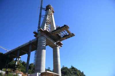 Se inició la colocación de losetas sobre el tablero metálico del Puente de la Integración