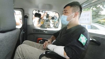 Primer condenado por la ley de seguridad que China impuso en Hong Kong: nueve años de prisión a un joven que pedía libertad con una pancarta