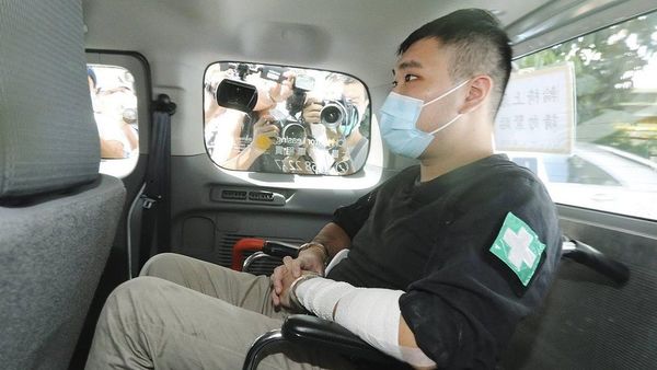 Primer condenado por la ley de seguridad que China impuso en Hong Kong: nueve años de prisión a un joven que pedía libertad con una pancarta