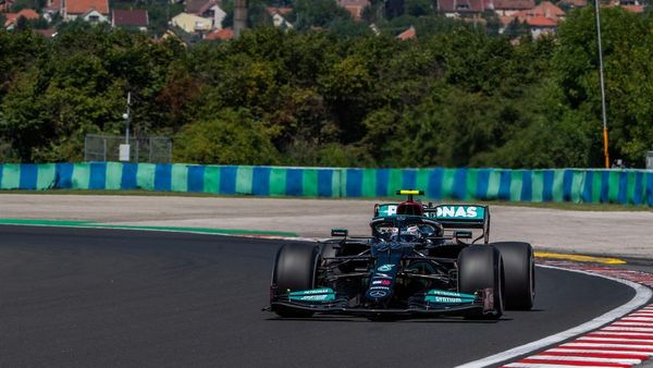 Bottas, por delante de Hamilton y Max en el calor húngaro