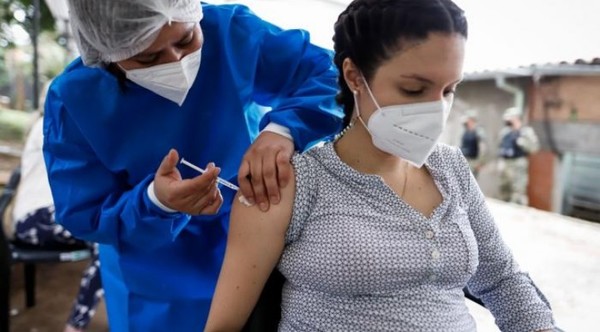 Recibieron vacunas distintas de Moderna y Pfizer sin saber que estaban embarazadas