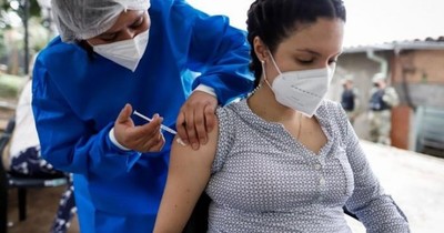 La Nación / Recibieron vacunas distintas de Moderna y Pfizer sin saber que estaban embarazadas