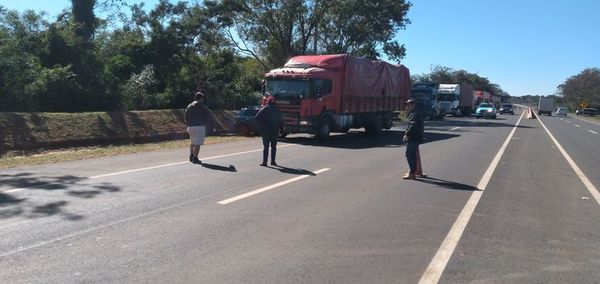 Camioneros intensifican manifestación y retienen vehículos de cinco toneladas para arriba - Nacionales - ABC Color