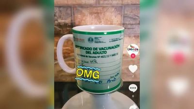 Furor por tazas con foto del carnet de vacunación