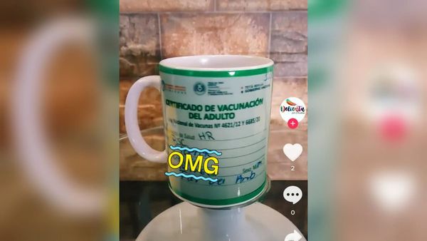 Furor por tazas con foto del carnet de vacunación