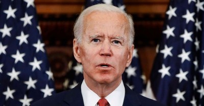 “Señor, hay algo en su barbilla”: La nota que recibió Biden en plena conferencia en vivo - C9N