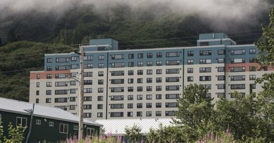 La increíble historia de Whittier, el pueblo donde todos sus habitantes viven en un mismo edificio - C9N