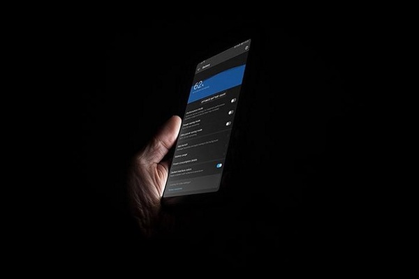 Un estudio indica que el modo oscuro de los celulares no ahorra tanta energía
