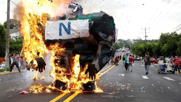 Salvadoreños recuerdan a universitarios masacrados y protestan contra Bukele