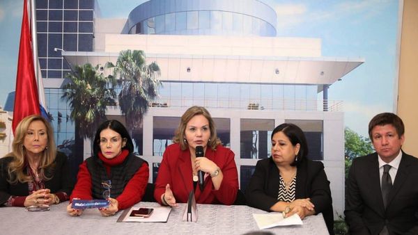 Crítica a ausencias en estudio de ley a favor de las mujeres