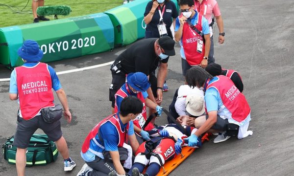 Susto en los JJOO: terrible accidente en BMX dejó a tres ciclistas fuera y a uno hospitalizado