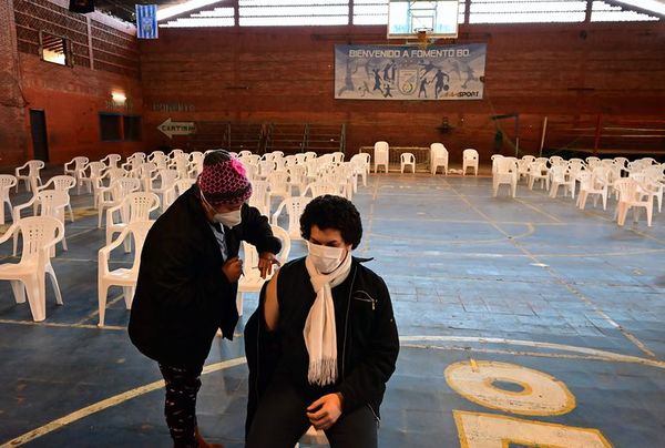 Anticovid: Unas 1.000 personas con al menos la primera dosis, tuvieron covid-19 y murieron - Nacionales - ABC Color