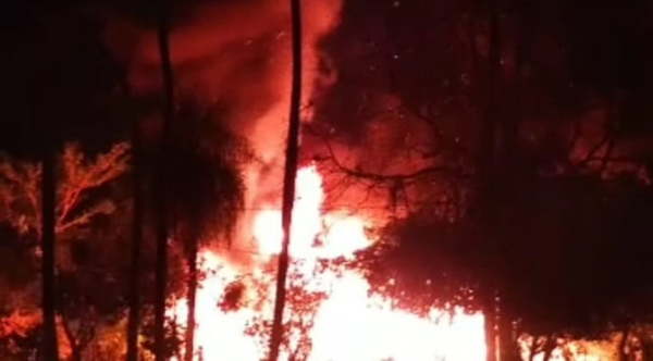 Vecinos queman la casa del supuesto asesino de sexagenaria - Noticiero Paraguay