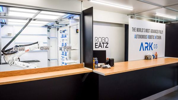 Robot de cocina en Riga prepara el futuro de la comida rápida - Tecnología - ABC Color