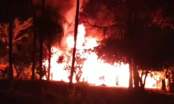 Vecinos incendian vivienda del supuesto asesino de sexagenaria en Ypané - OviedoPress