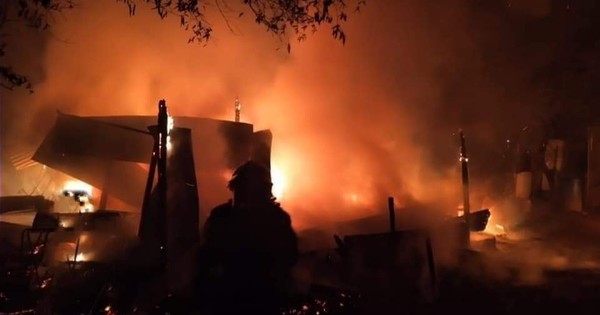 La Nación / Desconocidos quemaron la casa del hombre que mató a su vecina por reclamar la quema de basura