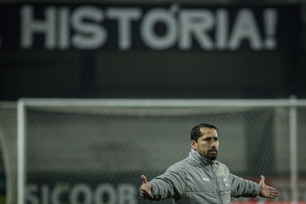 Coritiba de Gustavo Morínigo derrota al puntero y queda a tiro de la cima