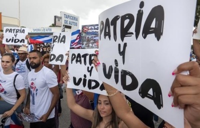Cientos personas se manifiestan en Miami pidiendo libertad en Cuba, Venezuela y Nicaragua
