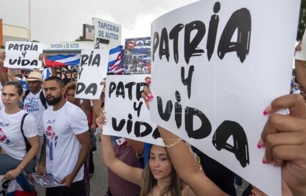 Cientos personas se manifiestan en Miami pidiendo libertad en Cuba, Venezuela y Nicaragua