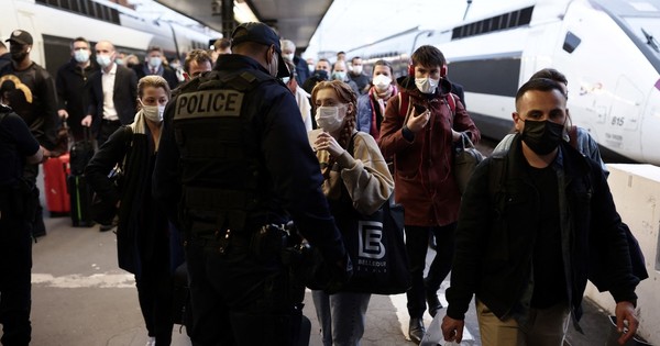 La Nación / Francia: más de 200.000 personas se manifestaron contra el pasaporte sanitario