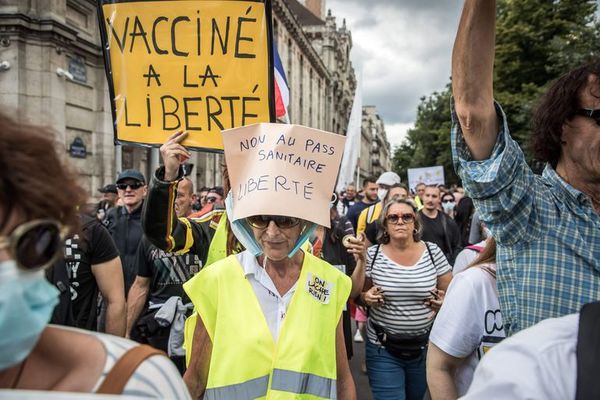 Las protestas contra las medidas anti-covid de Macron ganan peso - Mundo - ABC Color