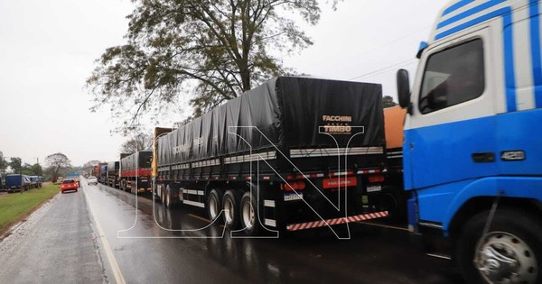 La Nación / Paro de camioneros: emplazan al gobierno y llegarán hasta Asunción el lunes