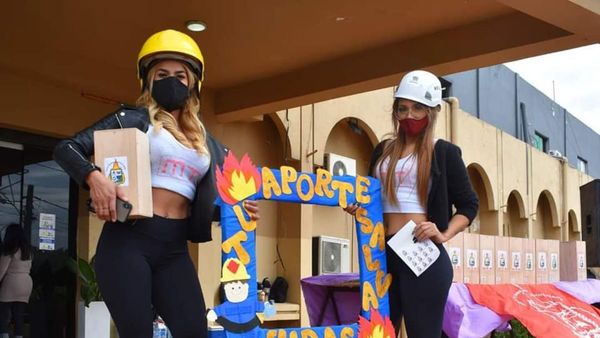 Modelos causan furor y polémica en colecta de bomberos voluntarios
