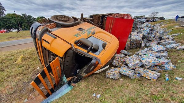 Acusan a camioneros que se manifiestan de causar vuelco de semirremolque - Nacionales - ABC Color