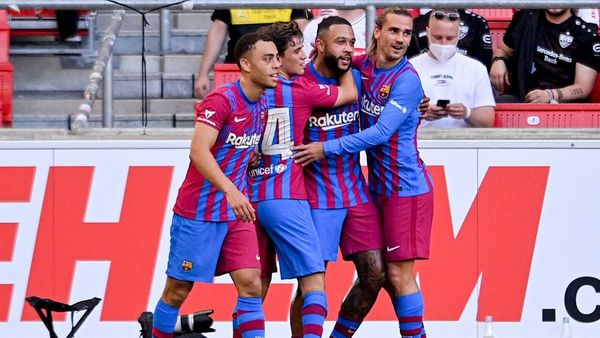 Barcelona liderado por Memphis Depay golea al Stuttgart