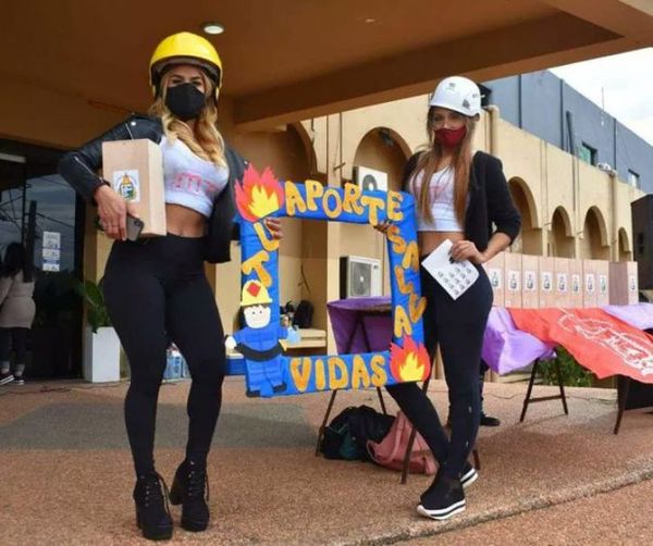 Modelos causan furor y polémica en colecta de bomberos voluntarios