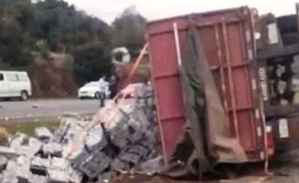 Camionero esteño volcó tras ser atacado por sus violentos colegas