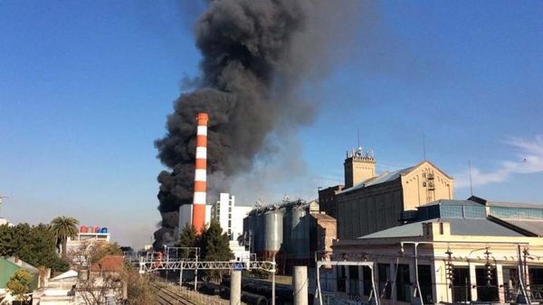 Se incendia la cervecería Quilmes en el Gran Buenos Aires, Argentina.