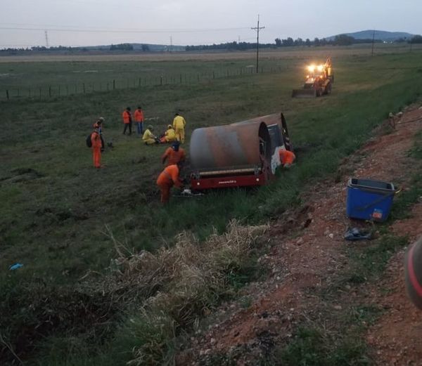 Fallece un trabajador al volcar encima una topadora de rodillo - Nacionales - ABC Color