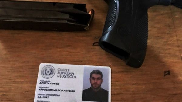 Investigan a abogado que portaba un arma