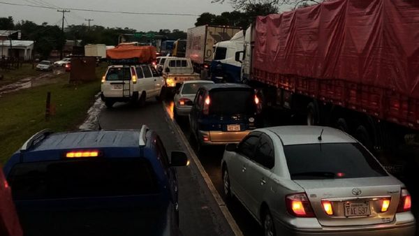 Camioneros en pie de guerra cierran ruta