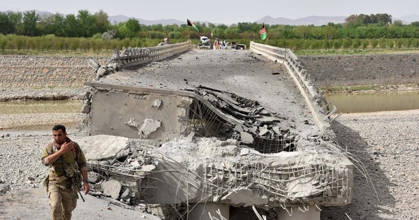 La Nación / Talibanes atacan aeropuerto de Kandahar, segunda ciudad de Afganistán